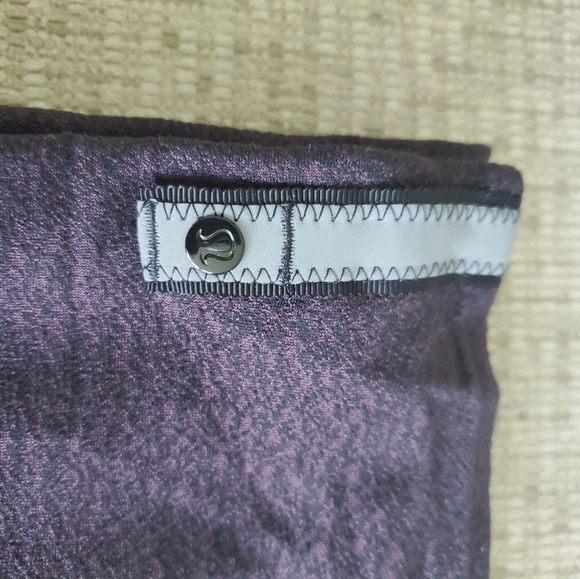 Lululemon Vinyasa Scarf with Arm Holes, Black and Purple - Picture 2 of 3